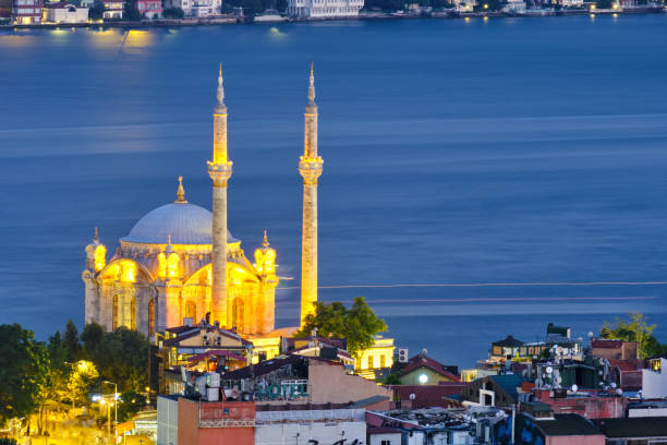 istambul, turquia, 12 de julho de 2021. ortakoy wharf, navios no bósforo. vista noturna da cidade, mesquita ortakoy, bósforo, e o lado asiático - mosque europe part of day - fotografias e filmes do acervo