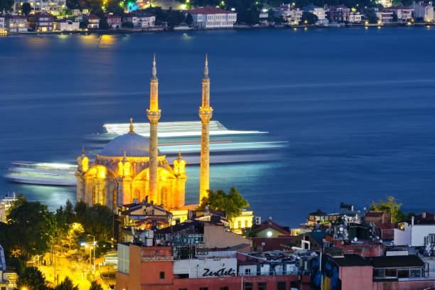 istambul, turquia, 12 de julho de 2021. ortakoy wharf, navios no bósforo. vista noturna da cidade, mesquita ortakoy, bósforo, e o lado asiático - mosque europe part of day - fotografias e filmes do acervo