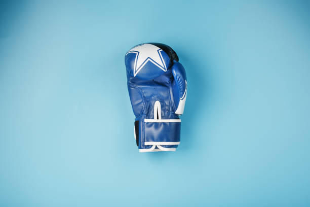 青い背景に向き合うボクシングブルーの手袋のペア。 - 3894 ストックフォトと画像