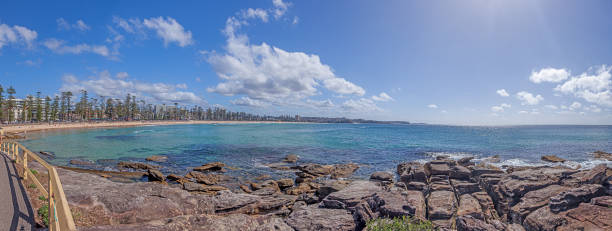 панорамный снимок пляжа мэнли возле сиднея в течение дня под солнечным светом - manly beach sydney australia australia beach стоковые фото и изображения