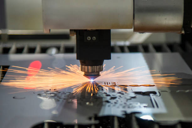a máquina de corte de fibra laser cortou a placa de metal. - equipment accuracy laser flame - fotografias e filmes do acervo