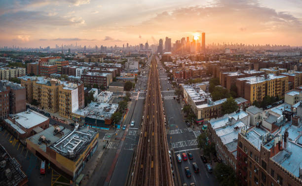 tren que pasa por sunnyside queen durante la puesta de sol en nueva york, ee.uu. - sunnyside fotografías e imágenes de stock