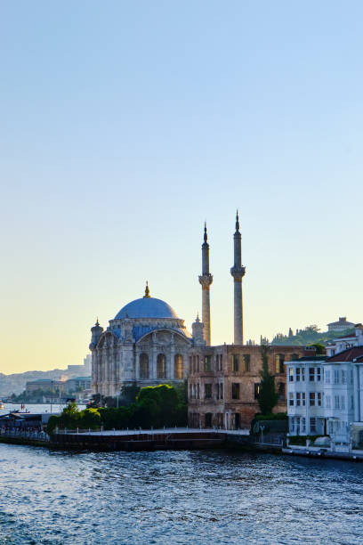 istambul, turquia, 12 de julho de 2021. píer de ortakoy, vista da mesquita de ortakoy e do bósforo - mosque europe part of day - fotografias e filmes do acervo