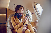 frau-schaut-aus-dem-fenster-und-benutzt-handy-im-flugzeug.jpg?b=1&s=170x170&k=20&c=uTYbzxVH1yBmheJX--lwsqFMi6WQURIYejDVyIlPs74=