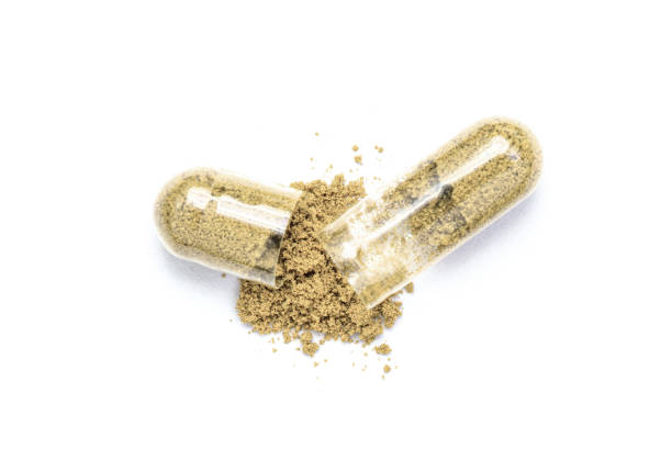 capsula in polvere di maca e erboristeria - chinese medicine herb pill nutritional supplement foto e immagini stock