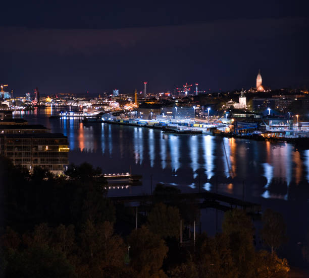 vista noturna da cidade ao longo do rio em gotemburgo - gothenburg city urban scene illuminated - fotografias e filmes do acervo