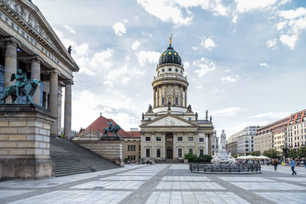 жандарменмаркт в центре берлина в конце лета - berlin germany gendarmenmarkt schauspielhaus germany стоковые фото и изображения