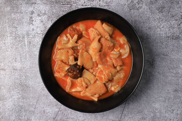 istock Ration of Madrid-style tripe on a black plate on a gray table 1329905340