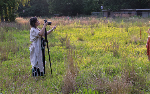 Pregnant photographer in action for a family shoot