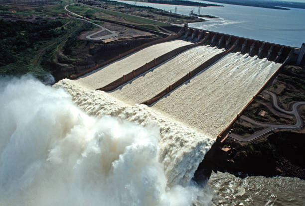 устойчивая энергетика. - hydroelectric power station фотографии стоковые фото и изображения