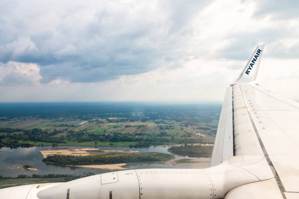 vista aérea da janela no avião de baixo custo da ryanair aterrissando no aeroporto internacional de modlin - modlin airport - fotografias e filmes do acervo