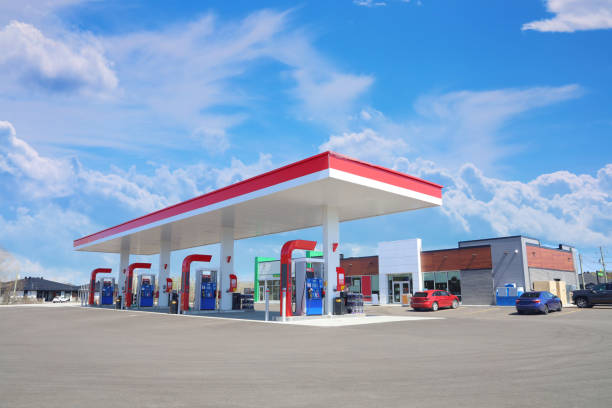 Modern Service Station in a Sunny Day Modern Service Station with convenience store and a few cars, in a Sunny Day convenience store photos stock pictures, royalty-free photos & images
