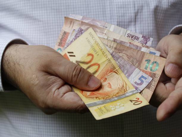 economia e finanças com dinheiro brasileiro - dinheiro real - fotografias e filmes do acervo