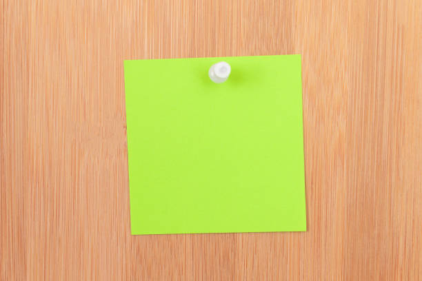 zielona notatka przyklejona przypięta do drewnianej tablicy wiadomości - to do list checklist list adhesive note zdjęcia i obrazy z banku zdjęć