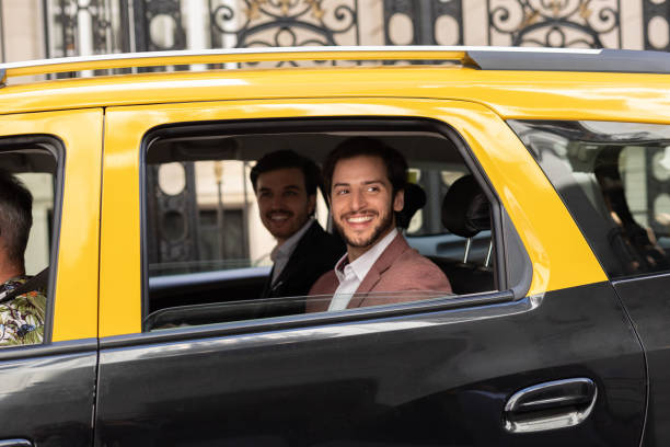 jóvenes de viaje en la ciudad de buenos aires - taxi buenos aires people city fotografías e imágenes de stock