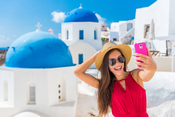 santorini podróży selfie dziewczyna robienia zdjęć zabawy na europejskich wakacjach rejs. miejsce na lato - hat oia europe vacations zdjęcia i obrazy z banku zdjęć