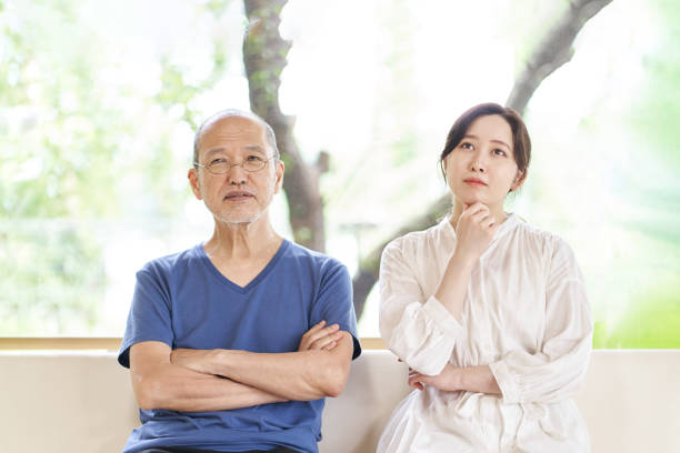 아시아 부모와 아이들은 장기 치료에 대해 생각 - asia old japan family 뉴스 사진 이미지