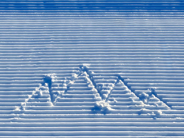 montagnes dessinées dans la neige fraîche sur la piste de ski nouvellement damée - ski track powder snow track snow photos et images de collection