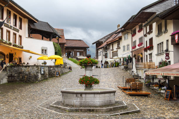 die alte schweizer stadt gruyeres mit ihrem ruhm für käseprodukte. - gruyeres stock-fotos und bilder