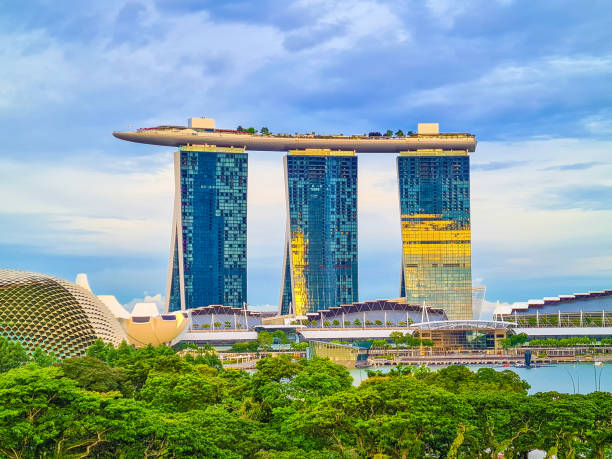 シンガポール・ダウンタウンのアーバン・スカイライン - marina bay sands hotel architecture asia travel destinations ストックフォトと画像