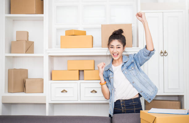 Startup small business entrepreneur SME, success asian woman. Portrait young Asian small business owner at warehouse home office, online marketing pack delivery, SME telemarketing e-commerce concept startup pequeña empresa emprendedora pyme, éxito mujer asiática. retrato del joven propietario de una pequeña empresa asiática en la oficina en casa del almacén, entrega de paquetes de marketing en línea, concepto de comercio electrónico de telemar