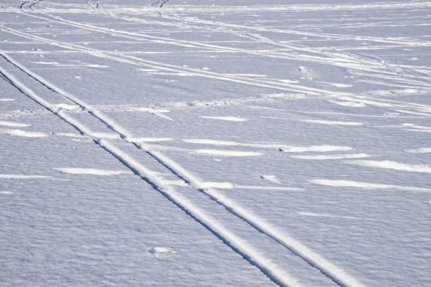 skipiste auf flacher schneefläche. wintersaison skifahren. - ski trace stock-fotos und bilder