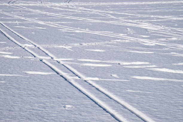 pista da sci su manto nevosa piana. sci invernale. - ski trace foto e immagini stock