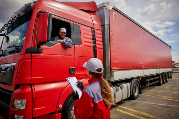 truck driver and delivery person going through the shipping manifest - truck truck driver trucking semi truck imagens e fotografias de stock