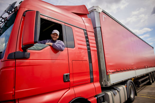 lkw-fahrer bereitet sich auf das nächste ziel vor - lastwagenfahrer fotos stock-fotos und bilder