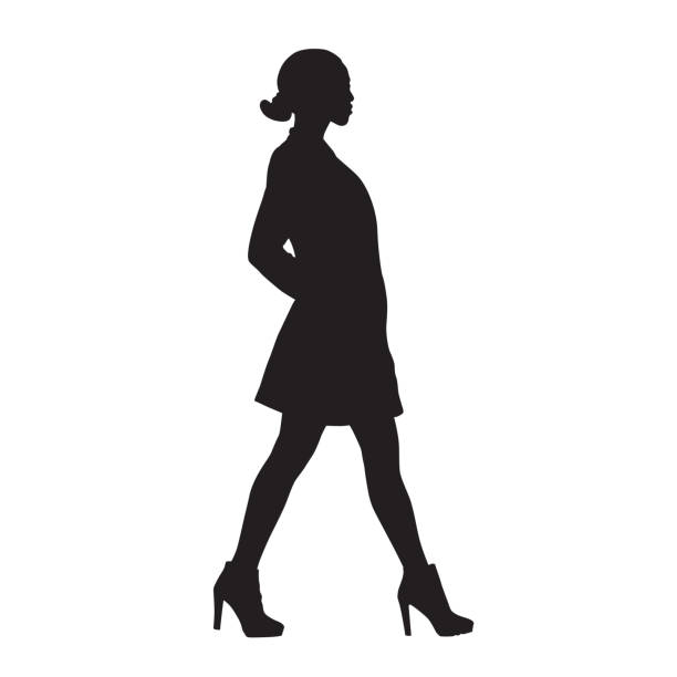 schlanke frau beim gehen, seitenansicht, isolierte vektorsilhouette. kurze kleidung, high heels schuhe - single object backgrounds white background side view stock-grafiken, -clipart, -cartoons und -symbole