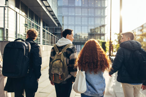 teenager, die auf dem college-campus spazieren gehen - university education walking teenage girls stock-fotos und bilder