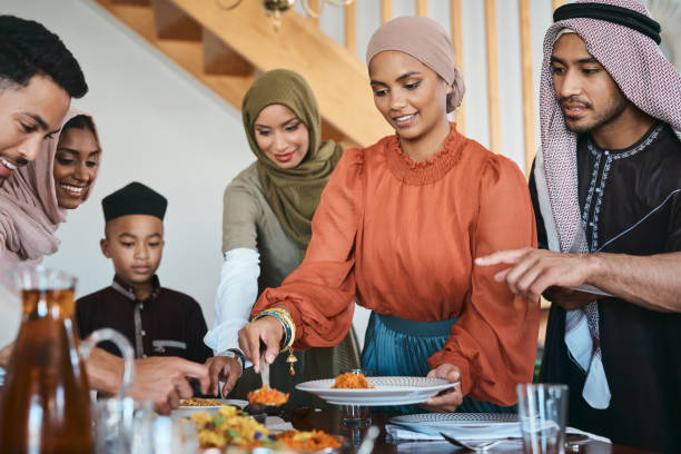 무슬림 가족이 스스로 점심을 접시에 담아 찍은 사진 - dishing out 뉴스 사진 이미지