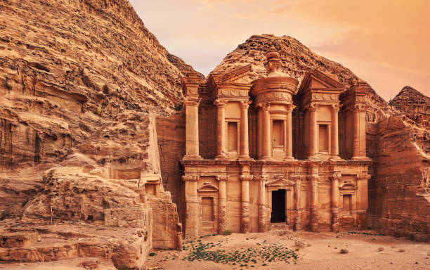 ad deir - kloster - ruinen in felswand geschnitzt bei petra jordan - east facade stock-fotos und bilder