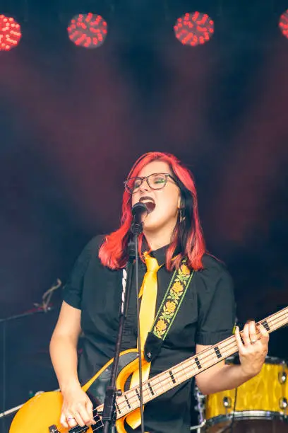 A beautiful 19 year old pop punk singer/bassist performing live on stage.