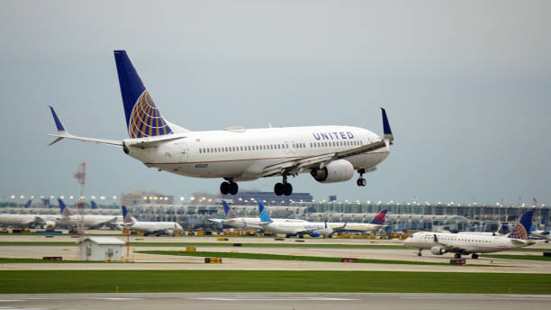 le boeing 737 d’united airlines se prépare à atterrir à chicago o’hare - airport usa business ohare airport photos et images de collection