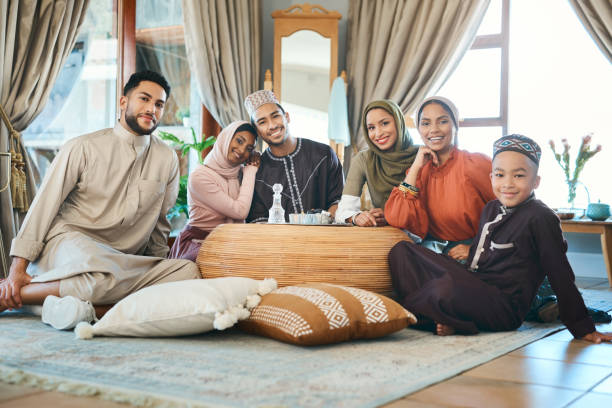 aufnahme einer jungen muslimischen familie, die sich während des ramadan zusammen entspannt - islam fotos stock-fotos und bilder
