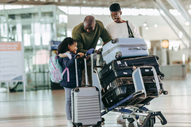 familie am flughafen genießt die gemeinsame zeit vor dem abflug des flugzeugs - luggage cart stock-fotos und bilder