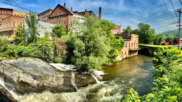 ruisseau whetstone qui coule avec le centre-ville historique de brattleboro, vermont - vermont photos et images de collection