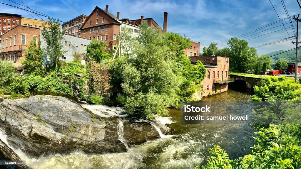 flowing whetstone brook with historic downtown brattleboro, vermont touring historic brattleboro, vt - usa Vermont Stock Photo