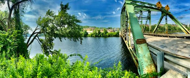 코네티컷 강을 가로지르는 녹슨 녹색 강철 다리 - railway bridge 뉴스 사진 이미지