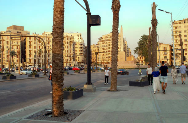 카이로의 타흐리르 광장의 일몰 전경과 가벼운 교통량과 사람들. 시내의 마르투르 광장. - egypt revolution protest egyptian culture 뉴스 사진 이미지
