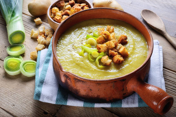 alho-poró e sopa de batata com croutons na mesa de madeira rústica, close-up. - leek - fotografias e filmes do acervo