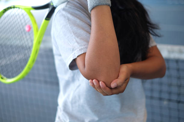 asian female tennis player suffering elbow pain - elbow imagens e fotografias de stock