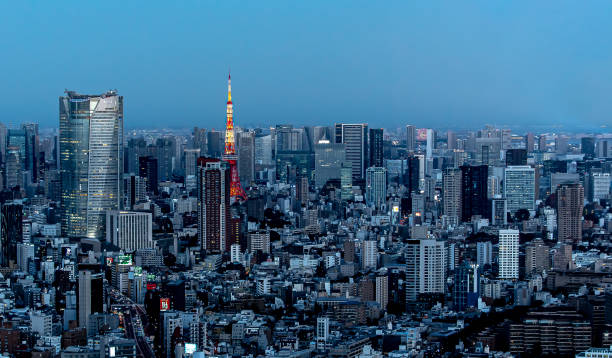 la tour de tokyo en heure bleue - roppongi hills photos et images de collection