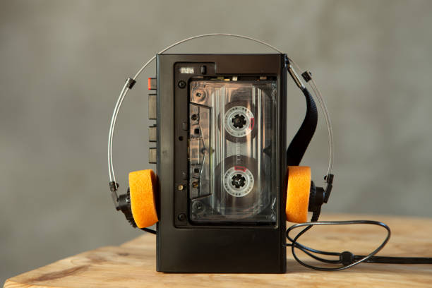 concetto di ascolto musicale. cassetta vintage, lettore audio e cuffie. - stereo personale foto e immagini stock