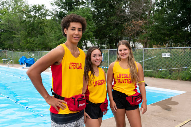 szczęśliwi nastolatkowie ratownicy - lifeguard swimming pool summer swimming zdjęcia i obrazy z banku zdjęć