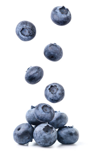 blueberry cae sobre un montón sobre un fondo blanco. aislado - arándano fruta fotografías e imágenes de stock