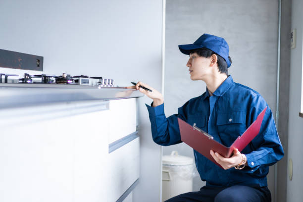 operaio maschio che controlla il gas - domestic kitchen appliance home interior house foto e immagini stock