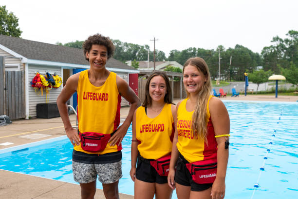 szczęśliwi nastolatkowie ratownicy - lifeguard swimming pool summer swimming zdjęcia i obrazy z banku zdjęć