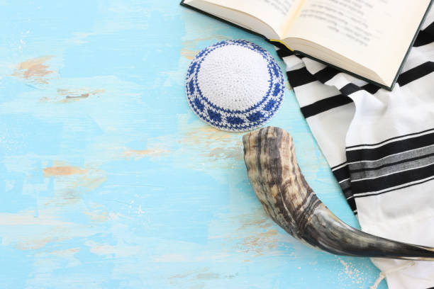 흰색기도 부적에 쇼파 (뿔)의 종교 이미지. 로쉬 하샤나 (유대인 새해 휴일), 샤밧과 얌 키푸르 개념 - yom kippur 뉴스 사진 이미지